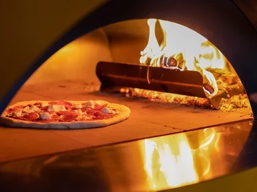 Pecenie pizze v peci na drevo